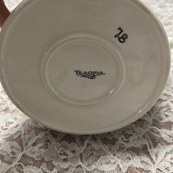 Teaopia Tea pot is stunning with tea leaf basket rattan handle - Picture 5 of 7